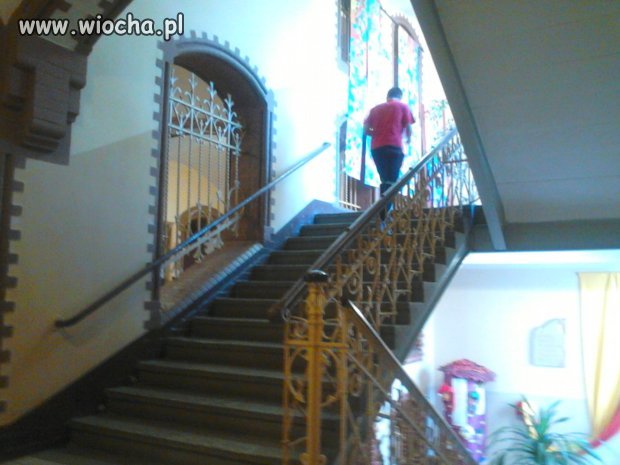 Absurd w szkole. Schody wyłącznie dla nauczycieli