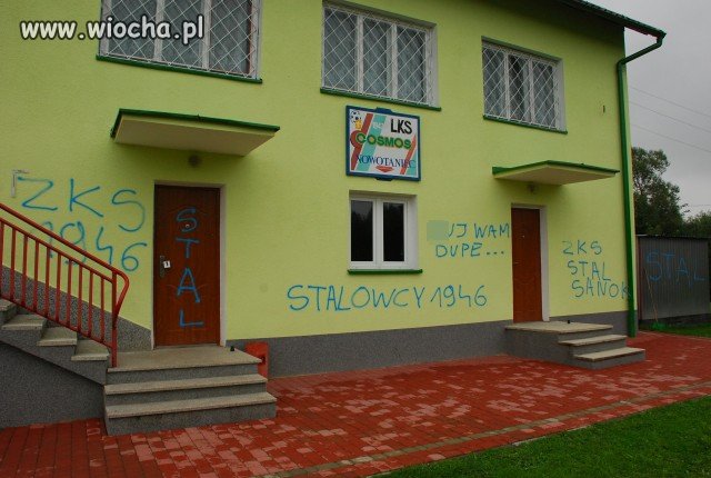 Wandale zniszczyli klubowe budynki