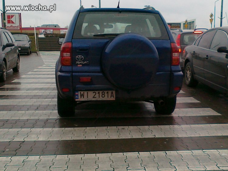 Przedświąteczne parkowanie.