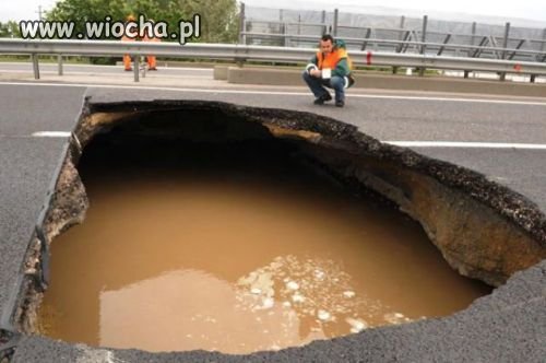 W połowie drogi dziura.