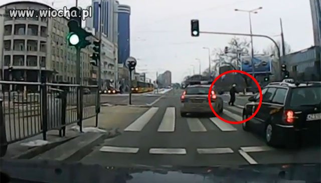Radiowóz skręcił prosto na starszą panią