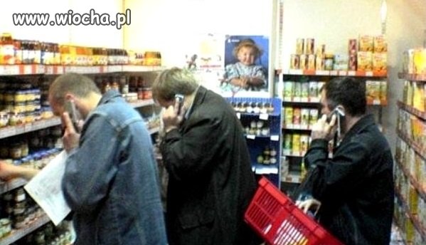 Tata w sklepie z produktami dla dzieci 