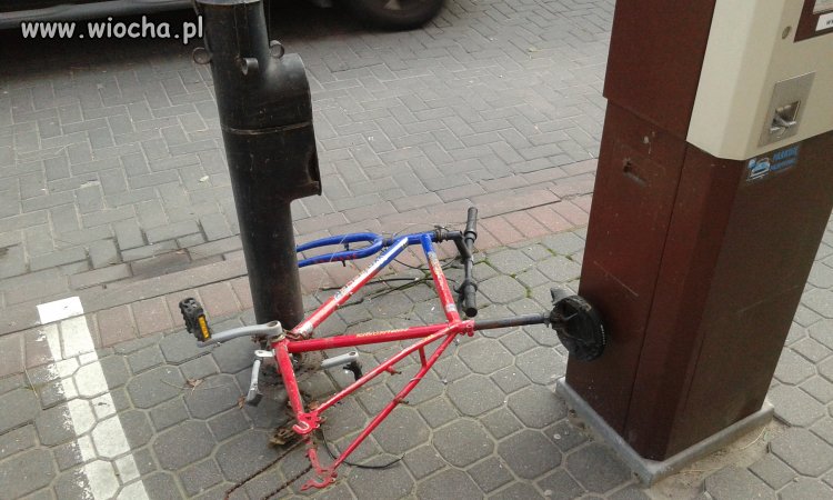Już niewiele zostało ale łańcuch trzyma. 