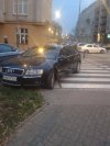 Pół samochodu na pasach przejścia dla pieszych 