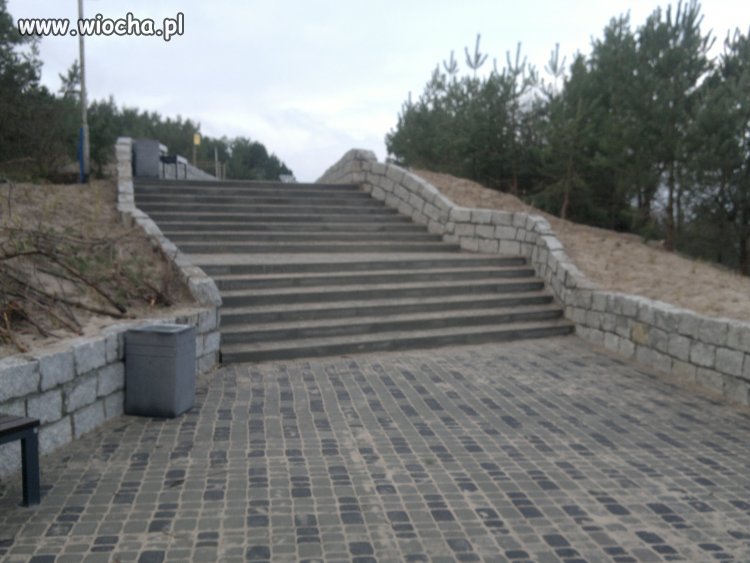 Schody po przebudowie w Mielnie na promenadzie