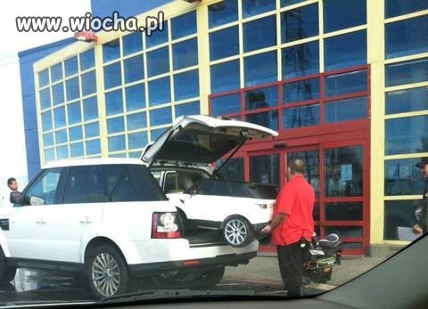 Właśnie widzimy jak dziki range rover...