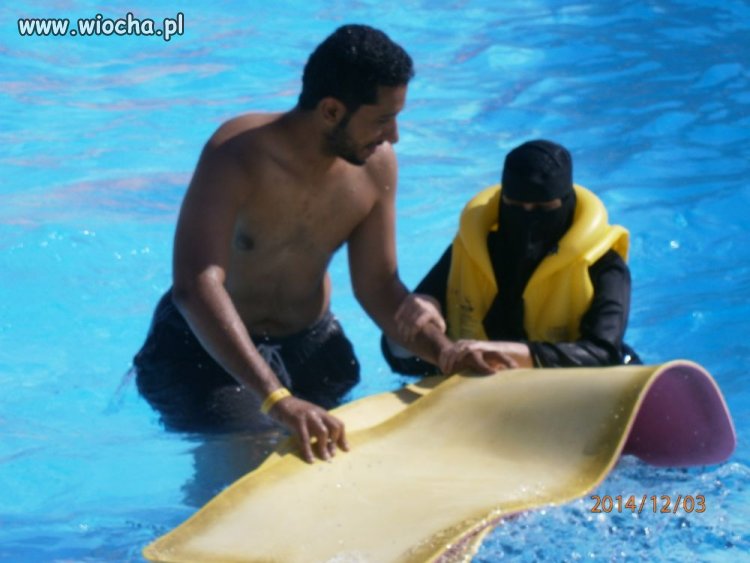 Arab z żoną na basenie