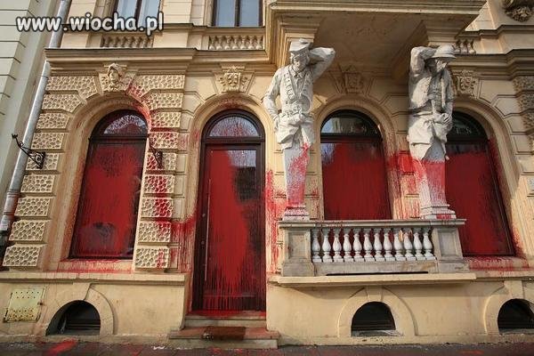 Zniszczona elewacja zabytkowej kamienicy