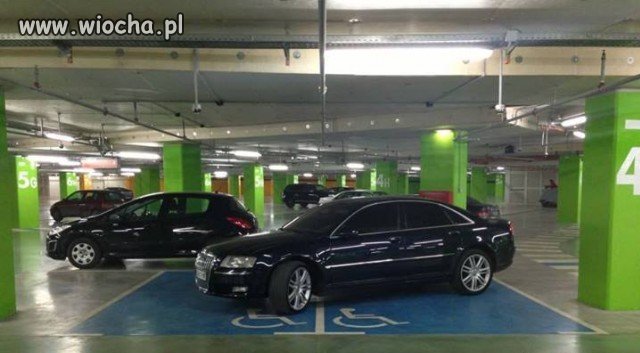 Na parkingu centrum handlowego.