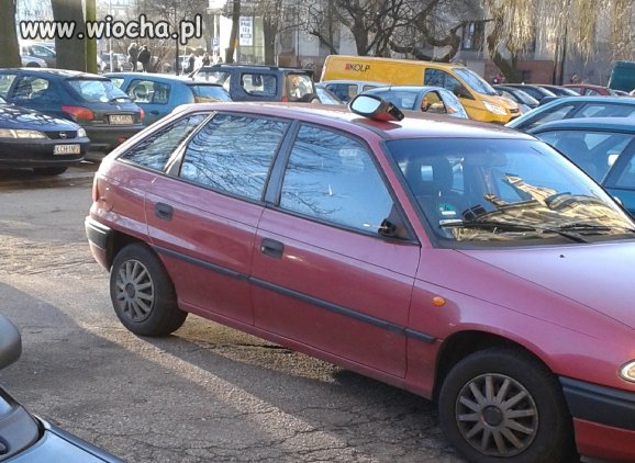 Urwali ale zostawili mu to lusterko