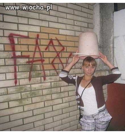 Z wiadrem na głowie