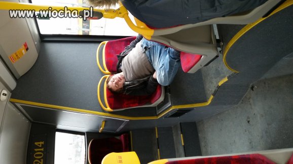 Pan zajmujacy 4 siedzenia w autobusie