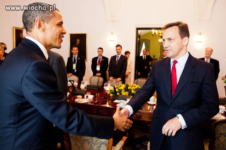 Sikorski wskazuje oficjalnie palcem, że to Putin..