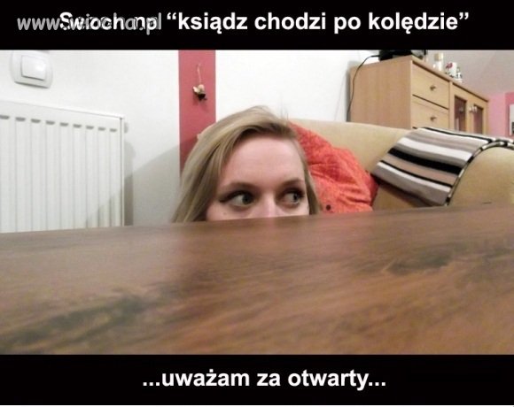 Ksiądz chodzi po kolędzie