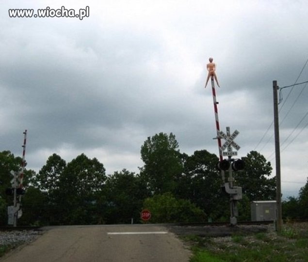 Na przejeździe kolejowym.