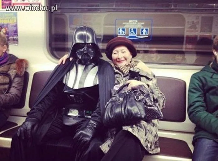 W metrze.