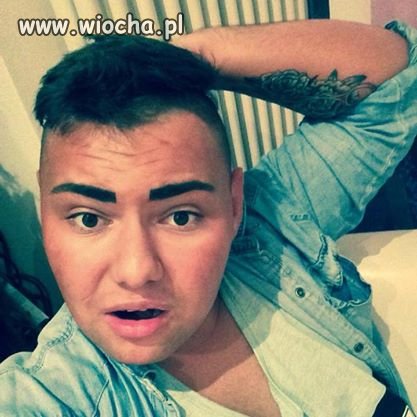 Facet malujący brwi i robiący słit focie z rąsi 