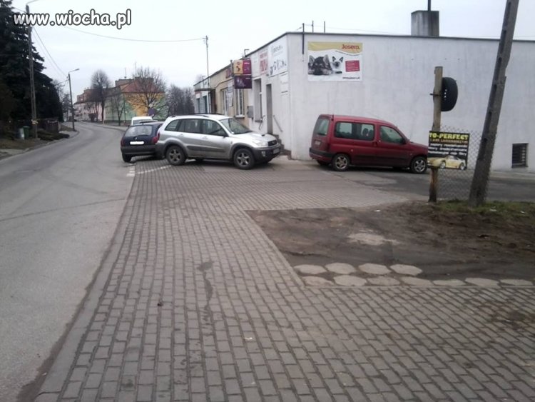 "Parking" na chodniku