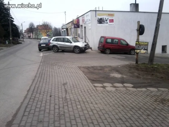 "Parking" na chodniku
