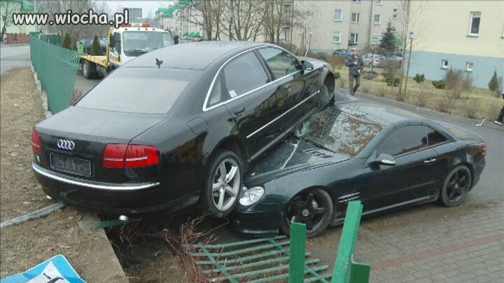 Kierowca audi "zaparkował" na dachu... mercedesa