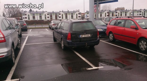 4 miejsca parkingowe jednym szrotem. 