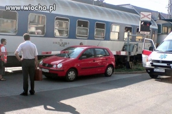 Na przejeździe kolejowym