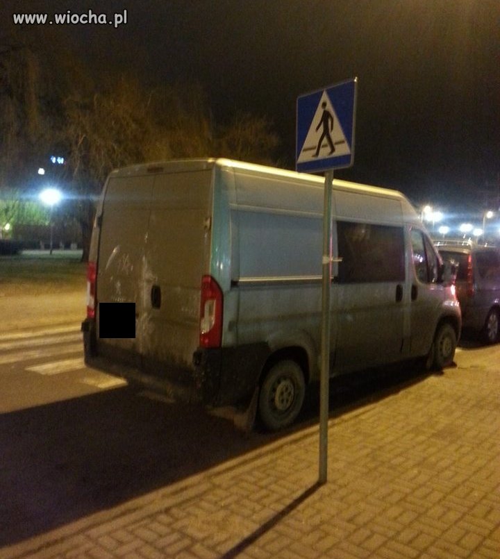Tak się parkuje na przejściu w centrum Gdyni