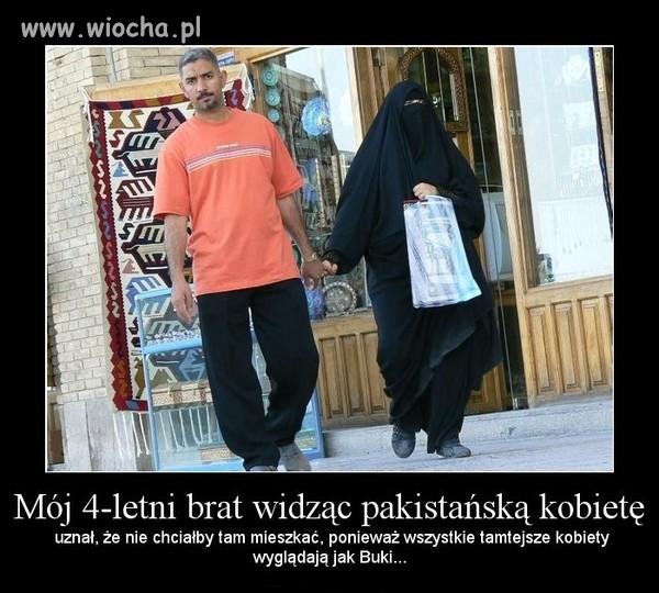 Kobieta w pełnym umundurowaniu