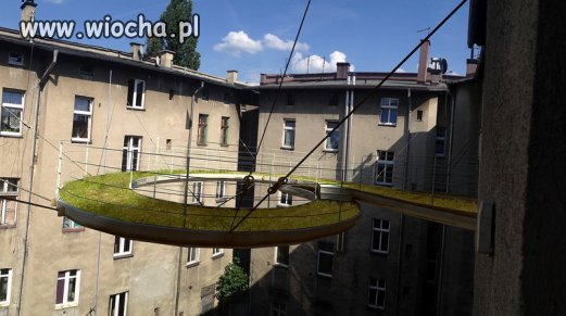 Czy chciałby ktoś mieć taki balkon na podwórzu? 