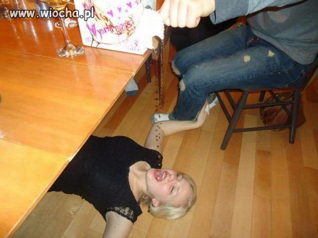 Mokra... i leży na podłodze...? Co to jest?
