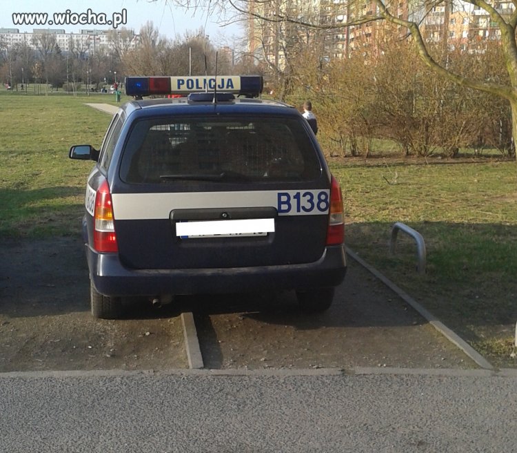 Policja może wszędzie, nawet na ścieżce 