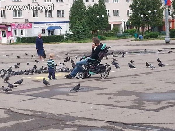 Synek z tatusiem na spacerze