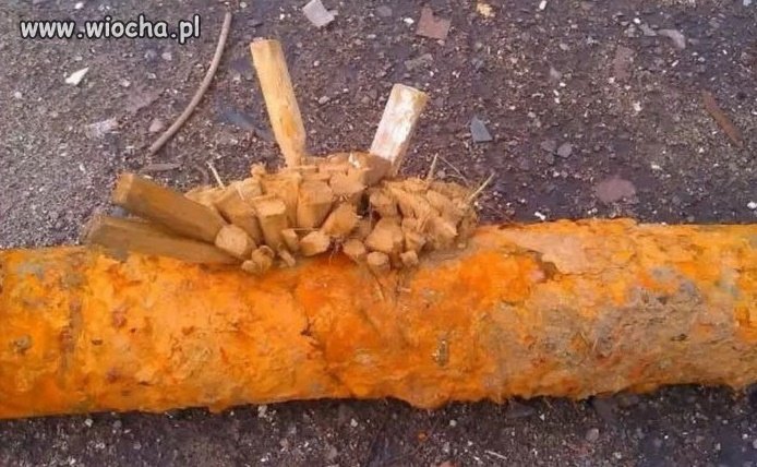 Dana woda podlegająca ciśnieniu napotykając na...