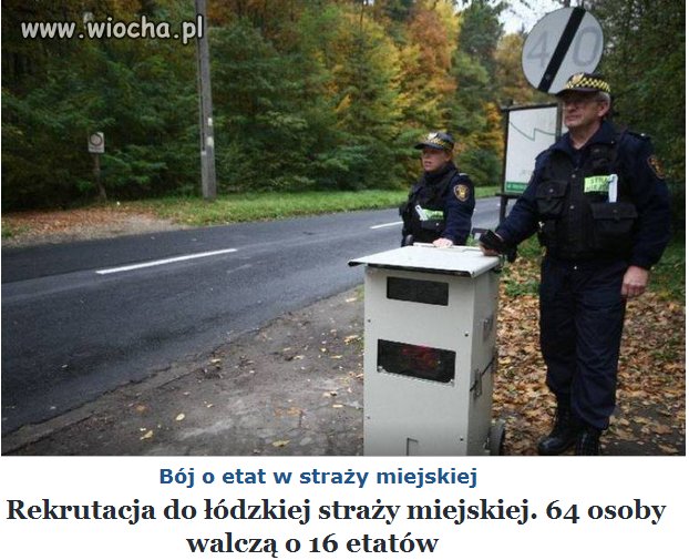 Stanie przy trasie na skraju lasu i czekanie 