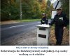 Stanie przy trasie na skraju lasu i czekanie 
