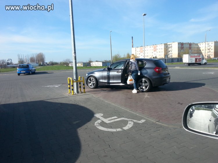Parkowanie przy markecie Piotr i Paweł