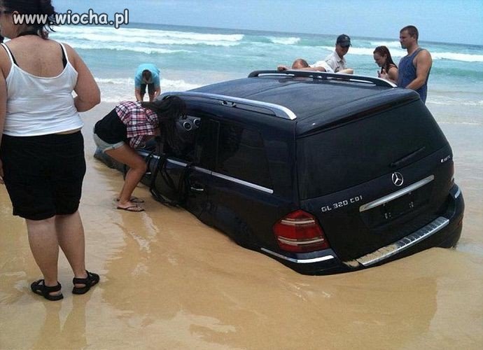 Chciał się mercem pochwalić na plaży