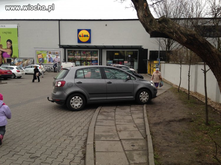 Po ch.. komu chodnik - po trawie można przecież!
