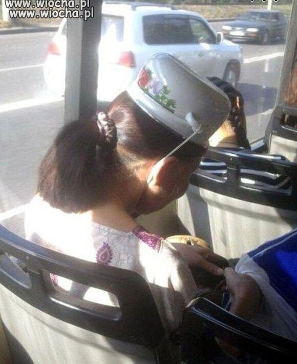 W autobusie.
