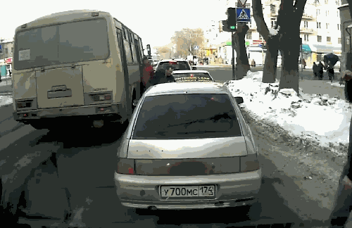 Znęcać się na drodze.