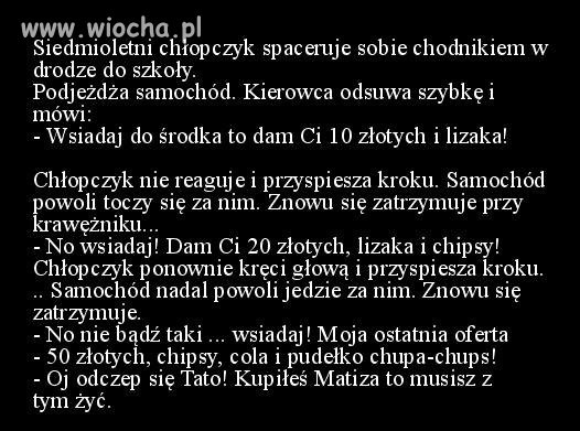 Siedmioletni chłopczyk spaceruje chodnikiem...
