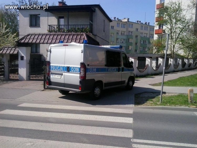 Policja w moim mieście parkuje tak!