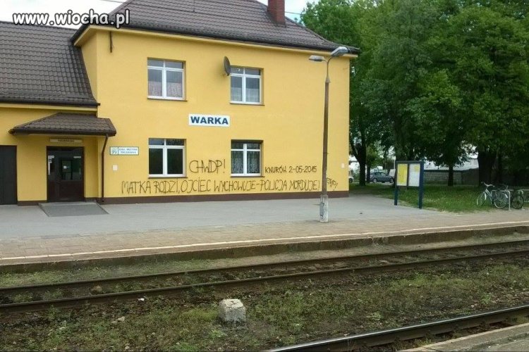Świeżo odmalowana stacja PKP w Warce. 