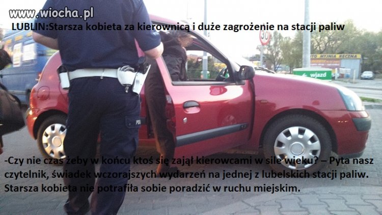 Starsza kobieta za kierownica