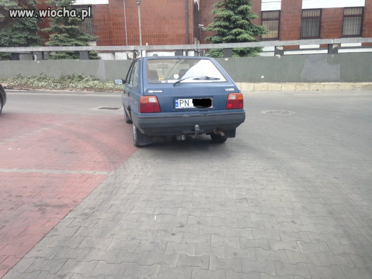 A tak parkuje się w Koninie.