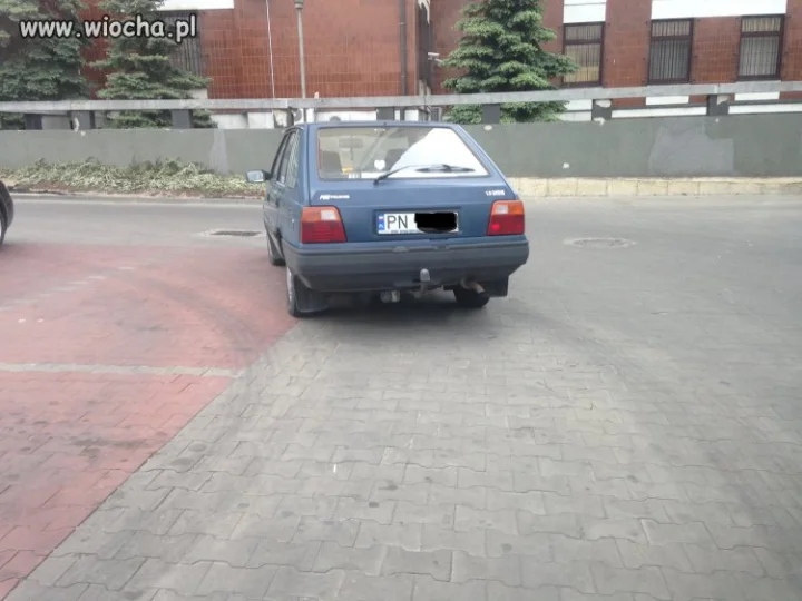 A tak parkuje się w Koninie.