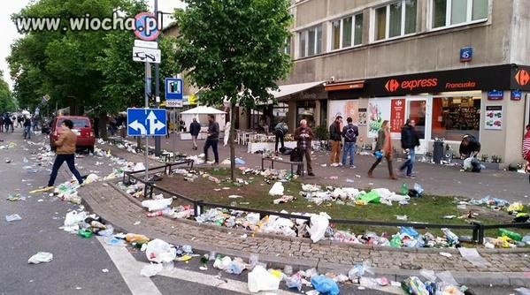 Warszawa po przejściu kibiców Hiszpanii