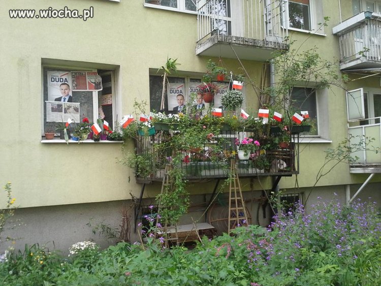 Ołtarzyk a może sztab wyborczy ??? Poznań