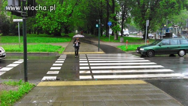 Przejście dla pieszych i ścieżka rowerowa
