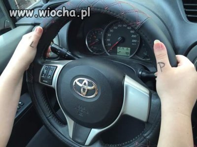 Kobieta przed egzaminem na prawo jazdy